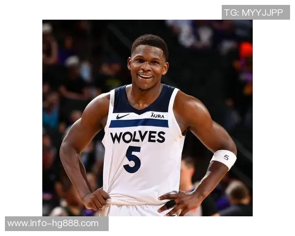 爱德华兹状态低迷半场14投仅中3三分球表现不佳仅得14分