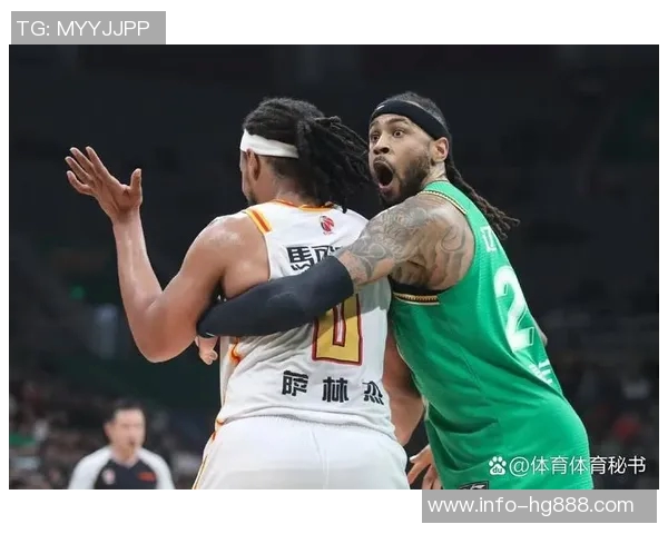 恩比德因误判举手示意裁判却连走九步引发争议瞬间